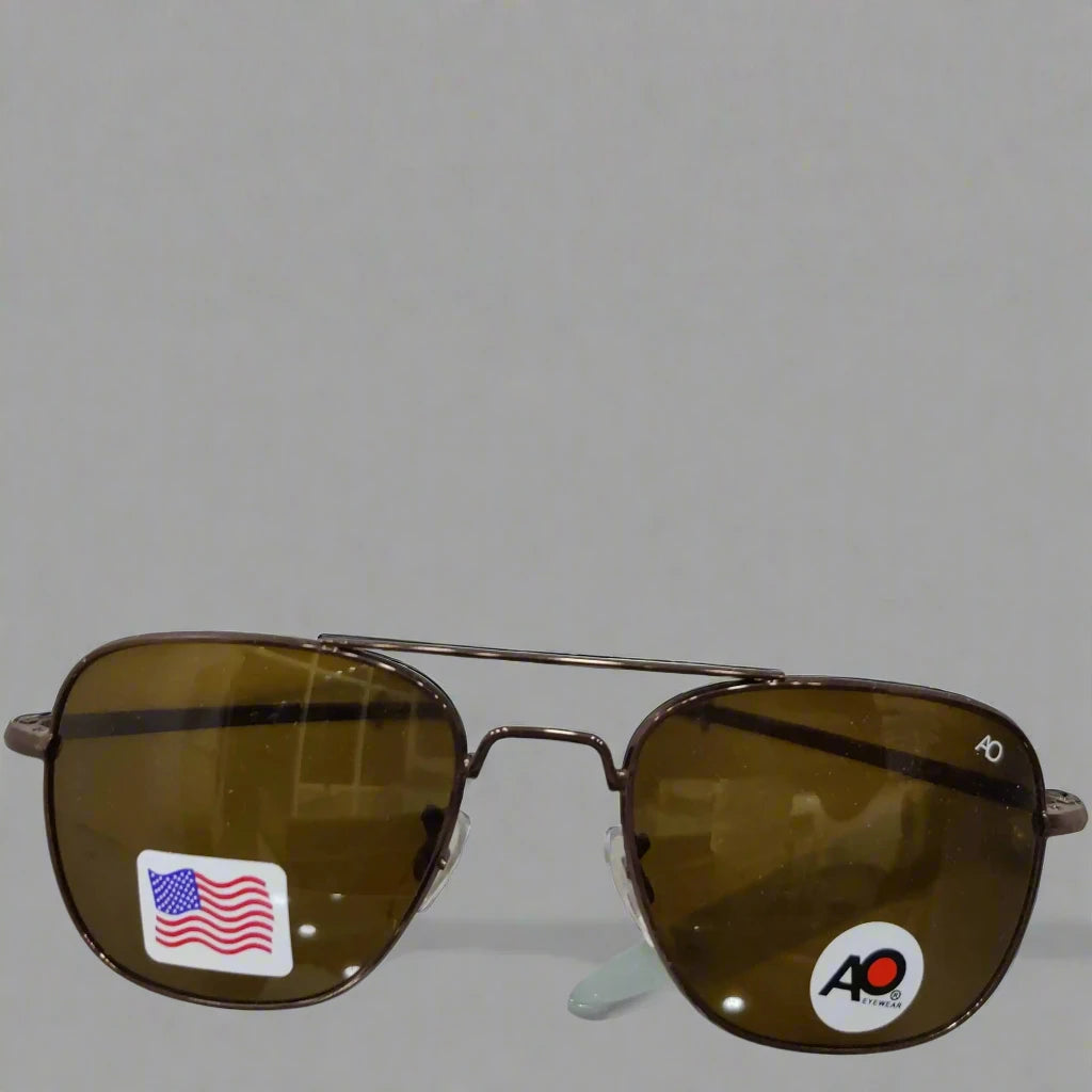 A clear, fully visible background for displaying sunglasses, featuring a modern and minimalist design. The setting should be neutral, with a white or light grey background and natural lighting to highlight the details of the sunglasses, such as the metal frame and lenses. No blur, ensuring sharpness and clarity.